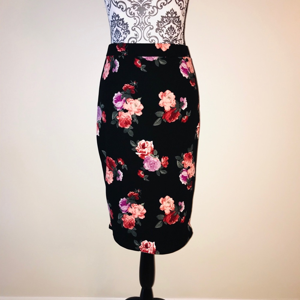 🌸 Floral Pencil Skirt 🌺 - Picture 3 of 6